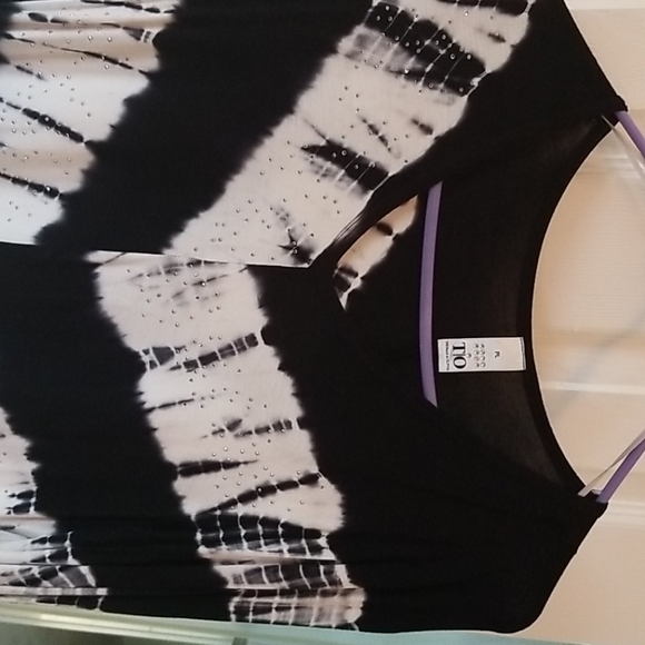 R Black and white PL top w/ rhinestones long top - Picture 3 of 3